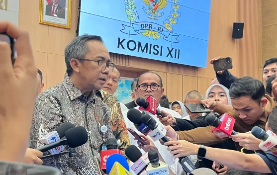 Truk tangki Pertamina mengantar BBM ke SPBU untuk memastikan pasokan aman