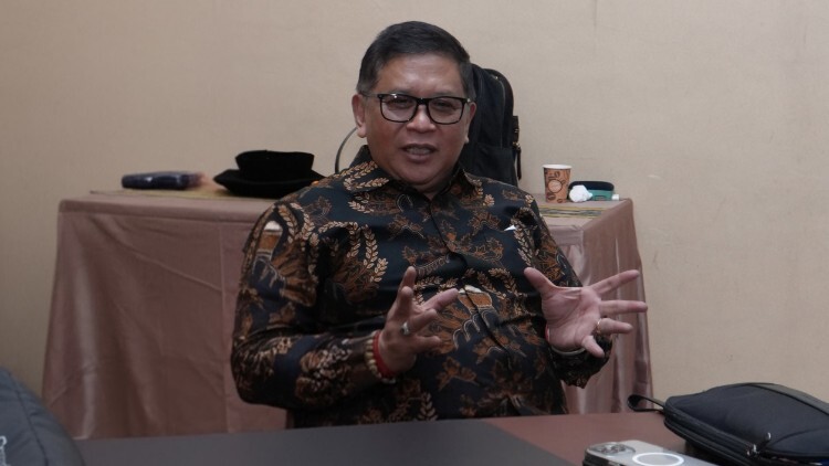 Hasto Kristiyanto berbicara usai acara di Universitas Airlangga tentang Program MBG