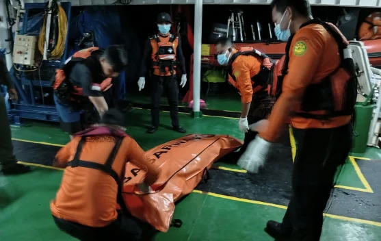 Tim DVI memeriksa jenazah korban KM Nurul Salsa di RS Bhayangkara Makassar