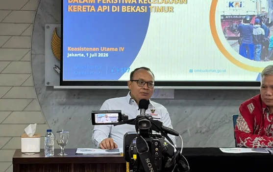 Ilustrasi perlintasan sebidang kereta api dengan palang pintu dan petugas