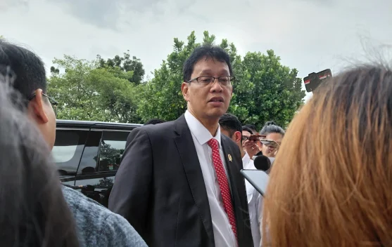 Menteri Keuangan Purbaya Yudhi Sadewa memberi keterangan soal pengecualian DHE SDA di Istana