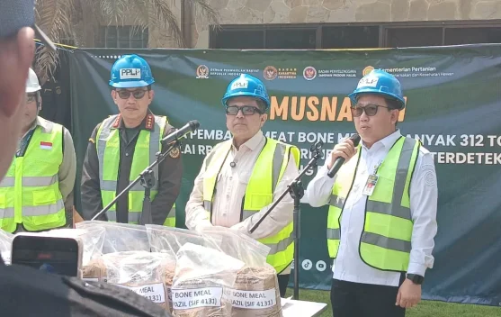 Petugas karantina memusnahkan MBM impor yang mengandung unsur babi