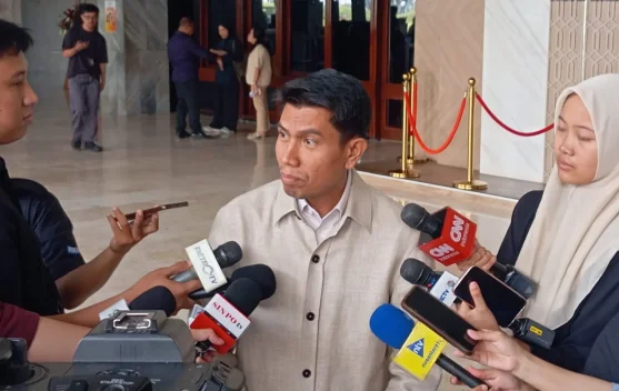 Ilustrasi koperasi dan pertambangan dengan fokus pada kesejahteraan masyarakat desa