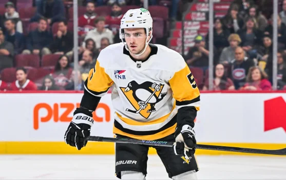 Ryan Shea mengenakan seragam Edmonton Oilers usai tanda tangan kontrak lima tahun