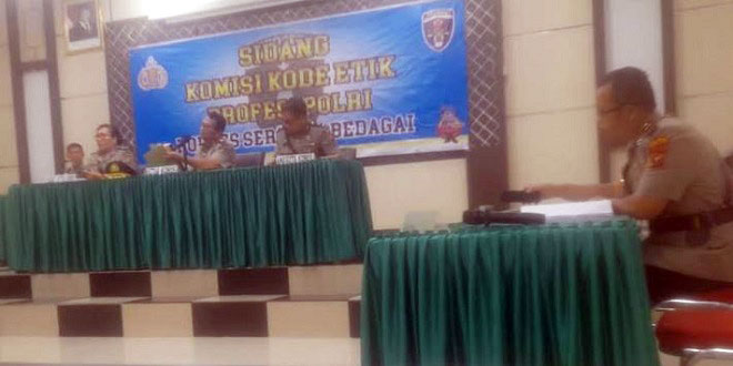 Ilustrasi mobil dan petugas polisi memeriksa barang bukti