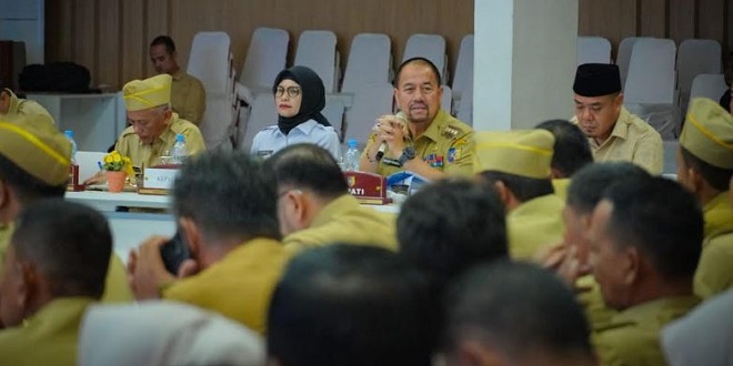 Bupati Baharuddin Siagian memberi pengarahan dalam pembinaan pemerintahan di Aula A Kantor Bupati Batubara