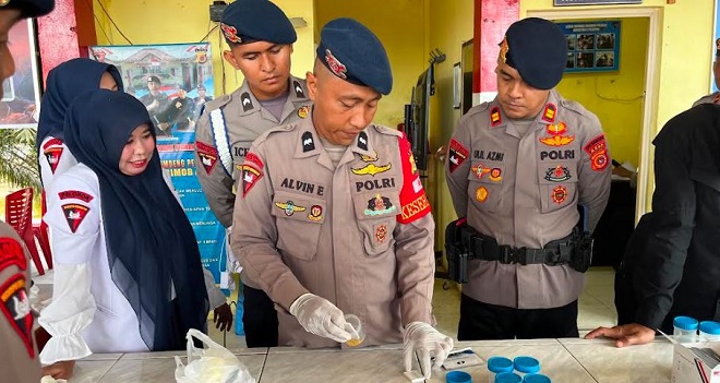 Personel Brimob Batalyon C Pelopor saat pelaksanaan tes urine di Nagan Raya
