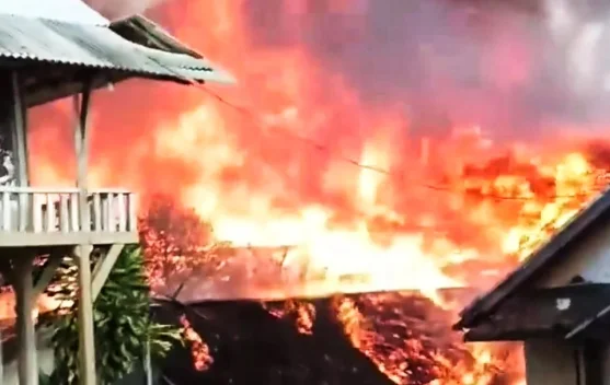 Kebakaran merusak rumah adat di Kampung Kasepuhan Ciptamulya, Sukabumi