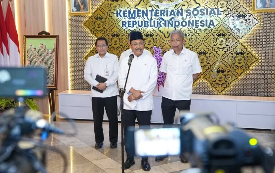 Menteri Sosial mengumumkan penyaluran bansos PKH dan BPNT dengan latar belakang proses pemutakhiran data