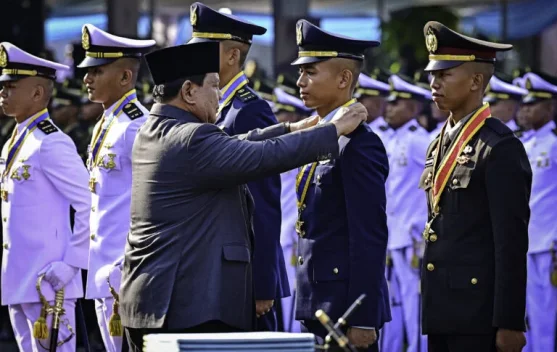 Presiden Prabowo memimpin upacara pelantikan perwira remaja di Istana Merdeka