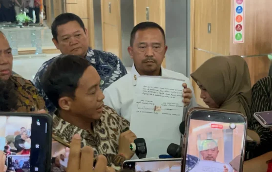 Menteri Kehutanan memperlihatkan bukti pengembalian amplop di kantor Kementerian Kehutanan