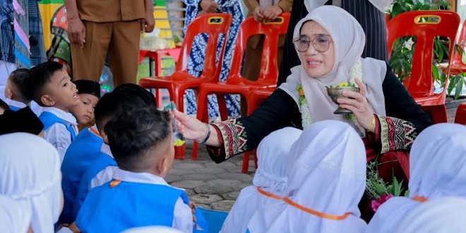 Pemberian motivasi kepada murid SD Negeri Lamreung usai prosesi peusijuek di Gampong Meunasah Papeun