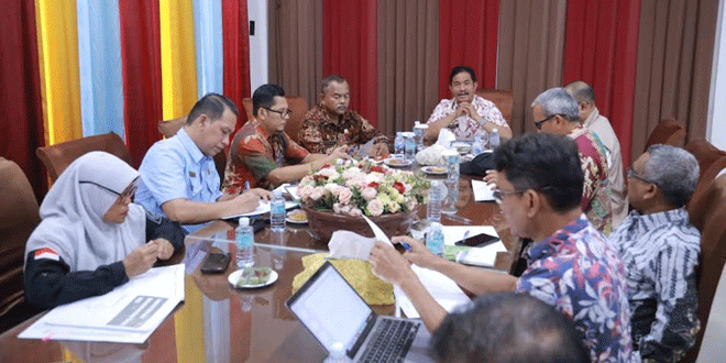 Wakil Bupati Aceh Besar H. Syukri A. Jalil memimpin rapat penanganan pascabencana di Gedung Dekranasda
