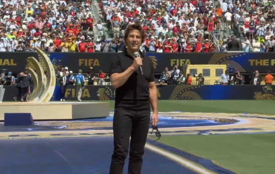 Tom Cruise berbicara di panggung Closing Ceremony Piala Dunia 2026