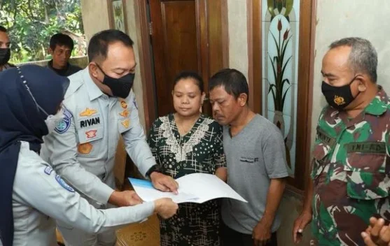 Petugas layanan Jasa Raharja dan simbol pelayanan santunan kecelakaan