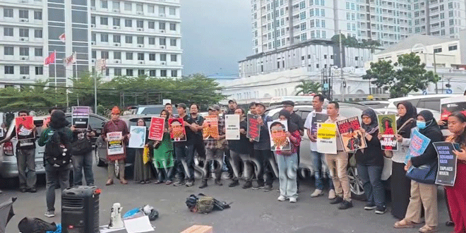 Organisasi wartawan menggelar aksi damai di Pos Blok Medan menuntut permintaan maaf Presiden
