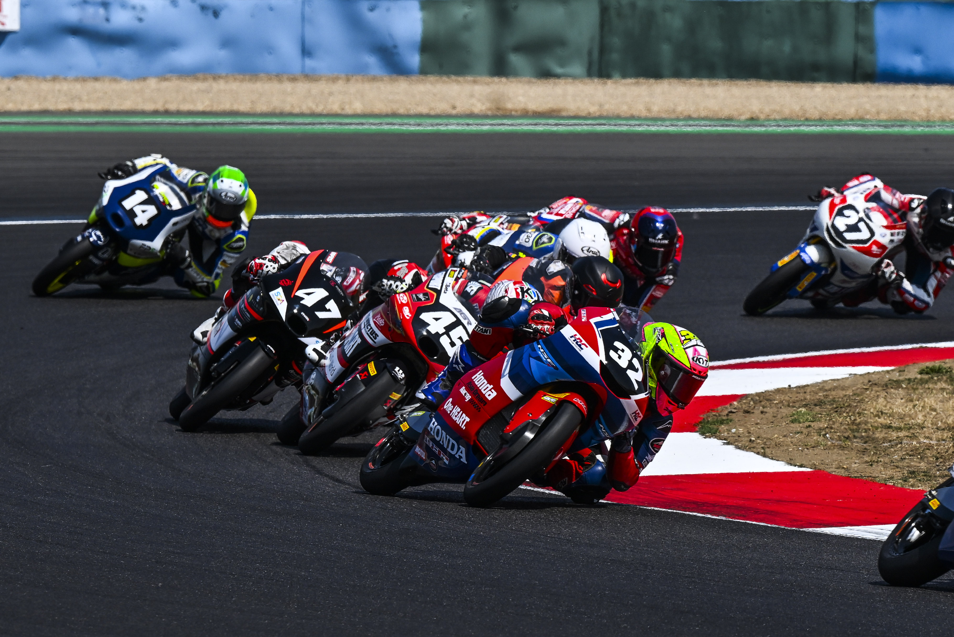 Ramadhipa merayap di sirkuit Magny-Cours setelah finis ke-12 pada Moto3 Junior 2026