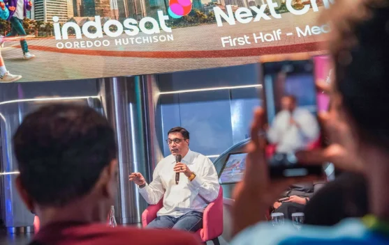 Gedung kantor Indosat Ooredoo Hutchison dan logo perusahaan