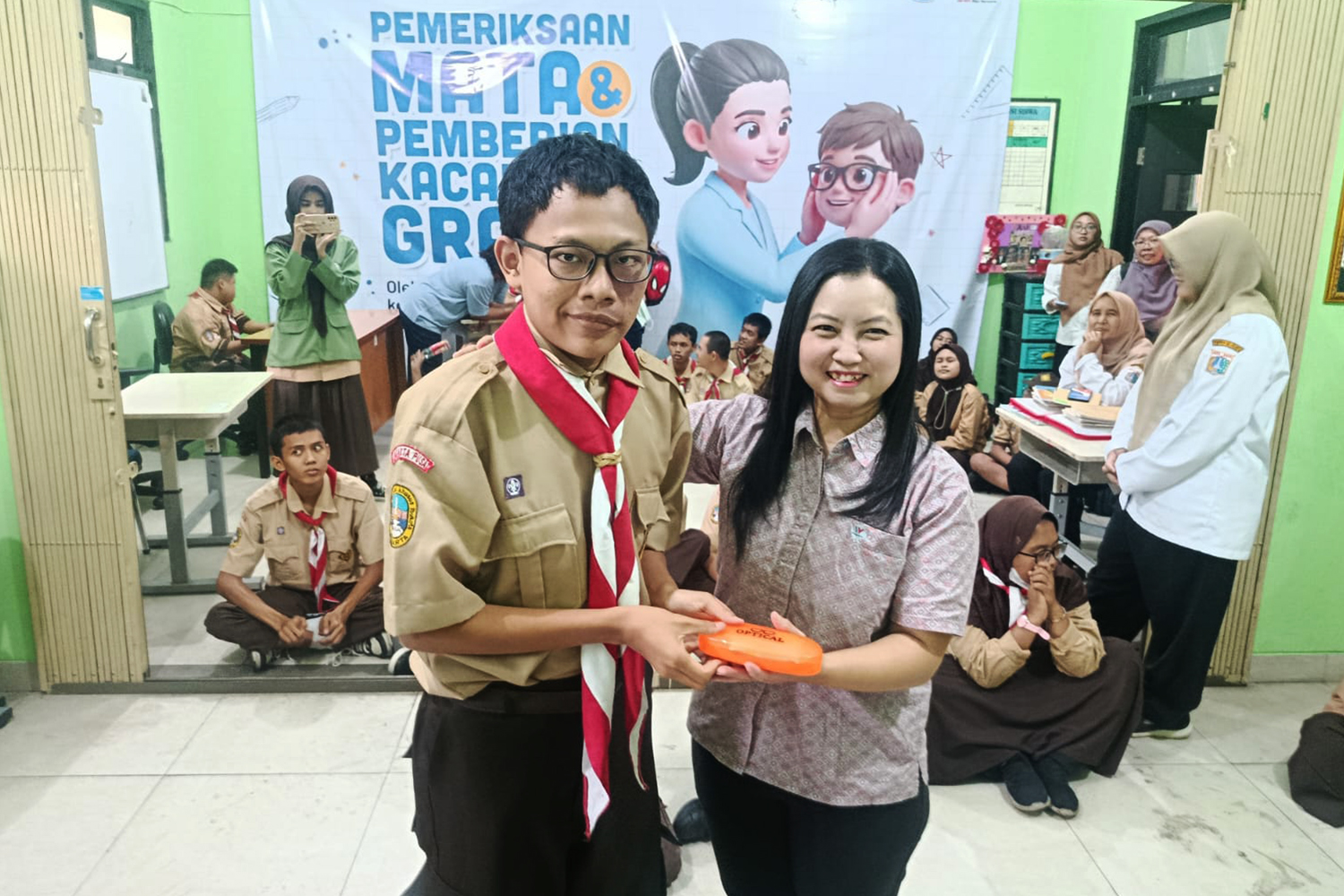 Siswa SLBN 3 Jakarta menerima kacamata gratis dari Wahana Artha Group