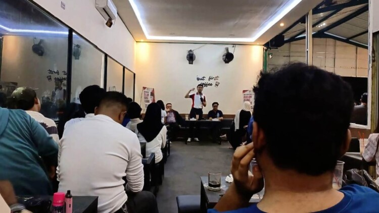Peserta diskusi Bung Karno di warung kopi Dukuh Pakis Surabaya, generasi muda dan aktivis berdiskusi