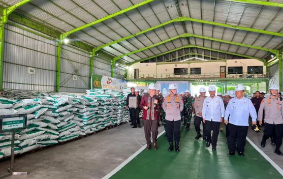 Kapolri meninjau pabrik pupuk batu bara dan melepas distribusi 80 ton ke petani Riau