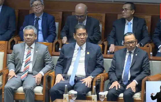 Menteri Keuangan Purbaya Yudhi Sadewa menyampaikan keterangan di DPR terkait integrasi data bansos