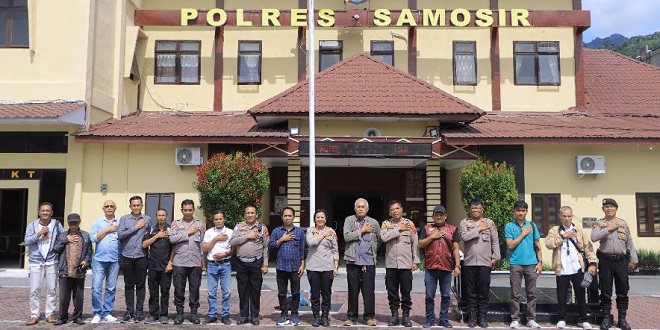 Kapolres Samosir berbicara saat Coffee Morning bersama wartawan