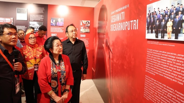 Megawati Soekarnoputri membuka pameran foto Meretas Jalan Demokrasi di TIM