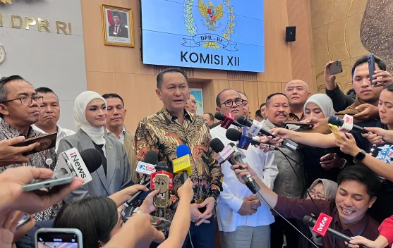 Ilustrasi SPBU dan tangki BBM sebagai simbol ketersediaan pasokan bahan bakar nasional