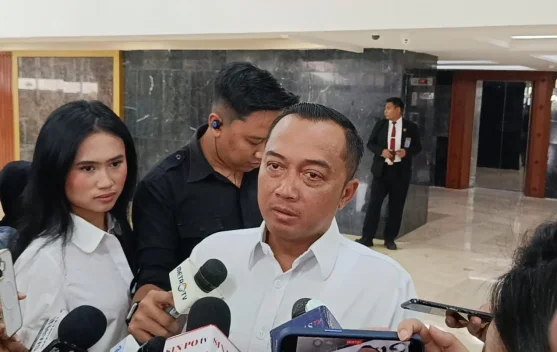 Menteri Sekretaris Negara Prasetyo Hadi memberi keterangan di Kompleks Parlemen