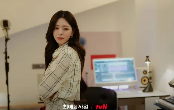 Yuna ITZY berperan sebagai Yoon Choi di drama My Bias, My Boss