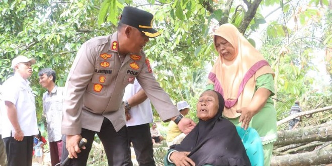 Kapolres Simalungun menyerahkan bantuan beras dan seng kepada perwakilan warga korban puting beliung