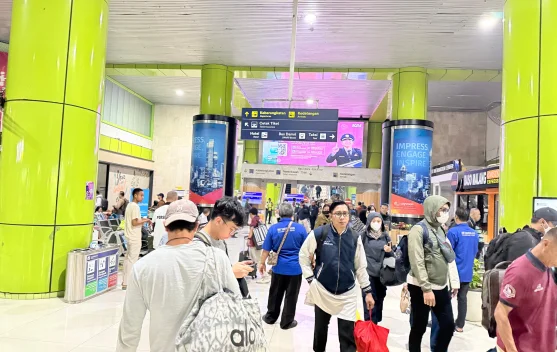 Penumpang dan petugas di stasiun kereta PT KAI saat layanan operasional