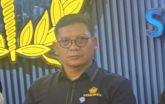 Personel Bea Cukai memeriksa paket narkoba di pelabuhan dan bandara