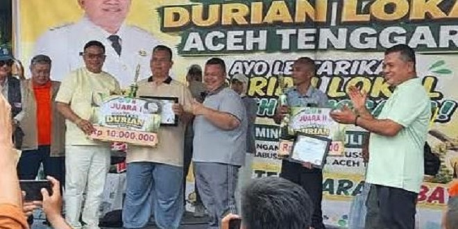 Peserta dan juri saat kontes durian di Lapangan Pemuda Kutacane, Aceh Tenggara