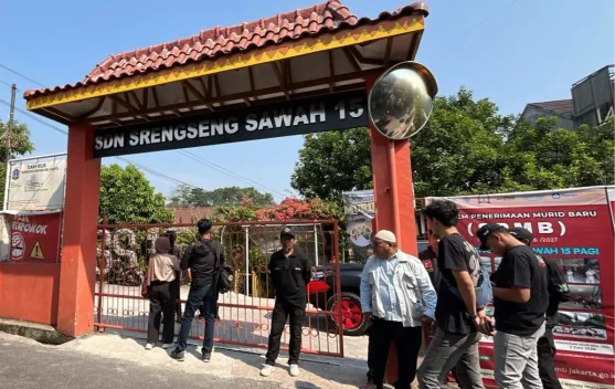 Polisi dan Tim Gegana melakukan pengamanan di area sekolah setelah ancaman bom