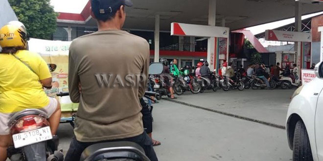 Antrean kendaraan di SPBU Medan akibat pasokan BBM terbatas