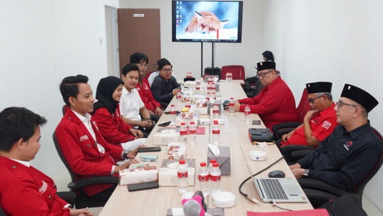 Pertemuan DPD PDI Perjuangan Jawa Timur dengan pengurus GMNI Jatim di Surabaya