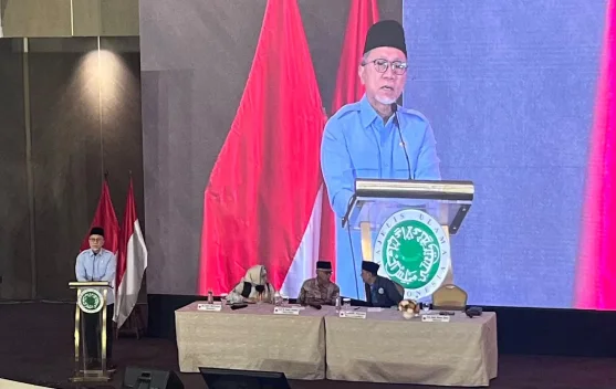Petani memanen padi di sawah sebagai ilustrasi surplus beras dan panen melimpah