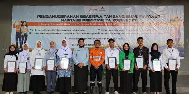 Penyerahan Beasiswa Martabe Prestasi di Batang Toru, Tapanuli Selatan