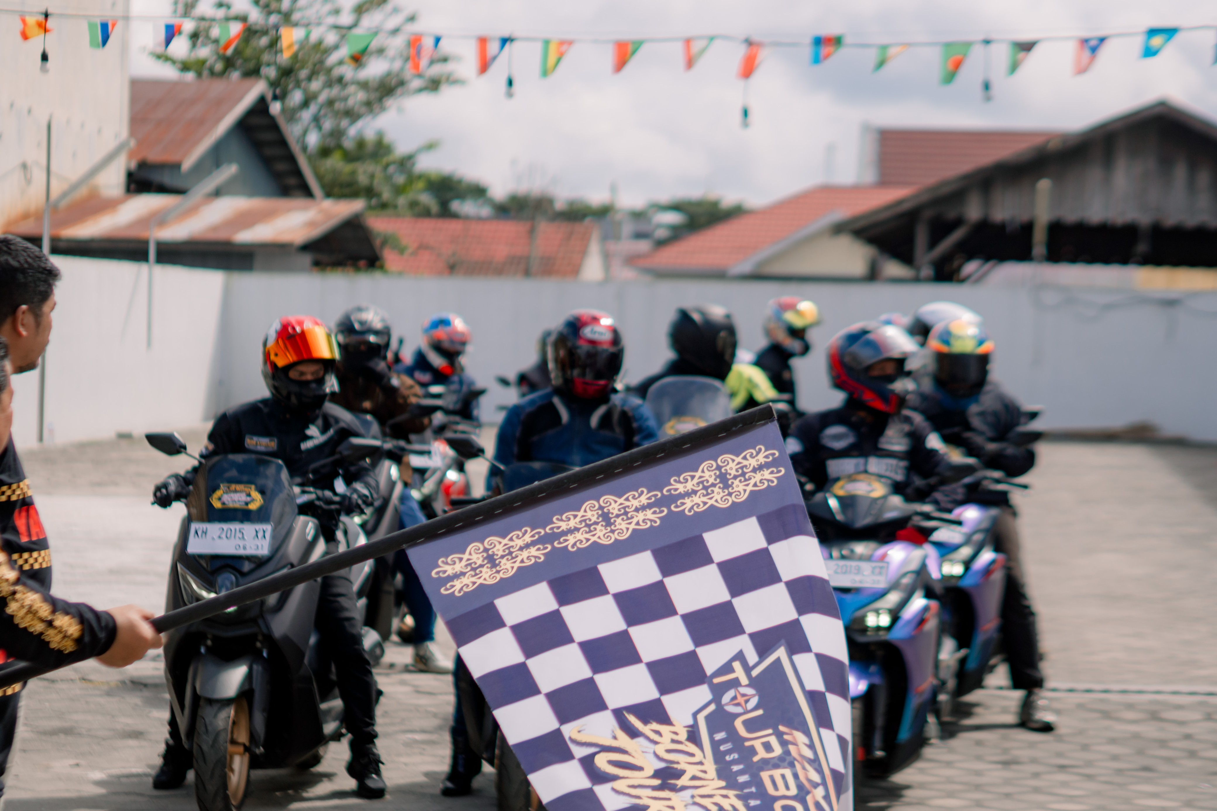 Rombongan MAXi Tour melintas di jalan Kalimantan dengan latar hutan dan perkebunan