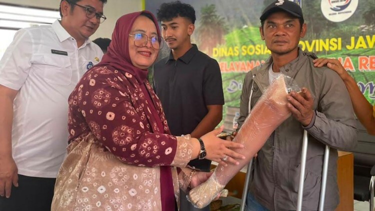 Penyerahan alat bantu untuk penyandang disabilitas di Blitar