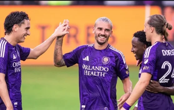 Antoine Griezmann mengenakan jersey ungu Orlando City saat debut di Stadion Inter&amp;co