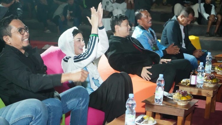 Suasana nobar final Piala Dunia 2026 di Pasar Pon Trenggalek dengan kerumunan dan lapak UMKM
