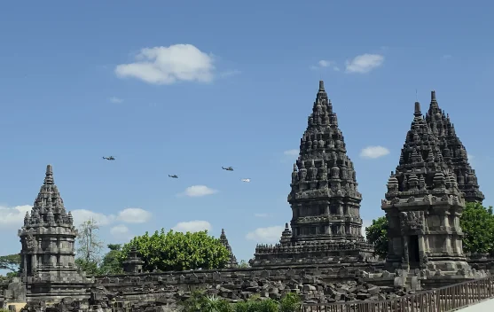 Presiden Prabowo dan PM Modi meninjau Candi Prambanan dari helikopter