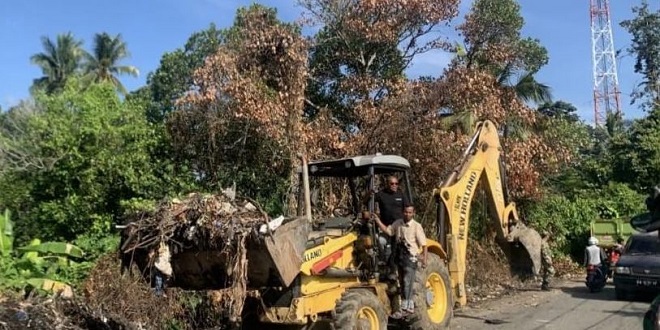 Petugas DLH dan Muspika bersihkan tumpukan sampah di Gampong Piyeung, Aceh Besar