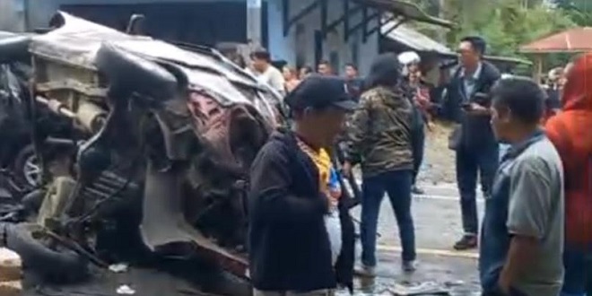 Kendaraan rusak parah setelah tabrakan beruntun di Jalan Lintas Medan-Berastagi, Sibolangit