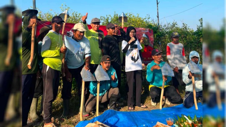 Dhea Sartika menyerahkan cangkul kepada petani di Sambimulyo