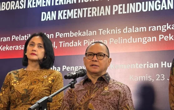 Menteri P2MI Mukhtarudin saat konferensi pers mengumumkan kolaborasi antar kementerian untuk perlindungan PMI