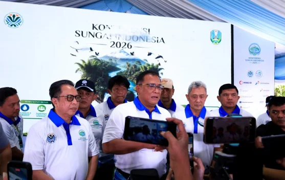 Peserta konferensi dan penanaman pohon untuk pemulihan sungai di Mojokerto